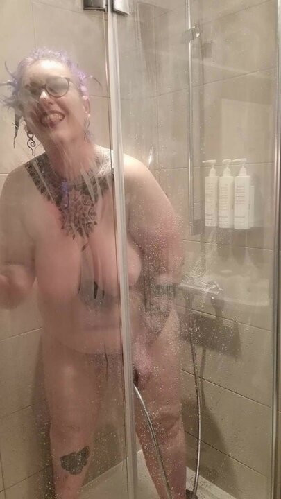 Uzun bbw milf cums içinde duş kullanma duş