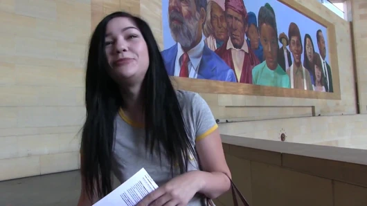 Karly Baker tren vagonunda binerken sürtüğü sikiyor