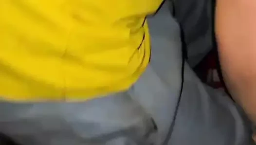 Hintli evli kadın yolda yabancı tarafından sikiliyor ve içine boşalıyor