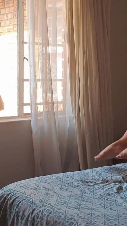 Kocası işteyken aldatan evli kadın havuz işçisi ile sikişiyor! | Klip 1