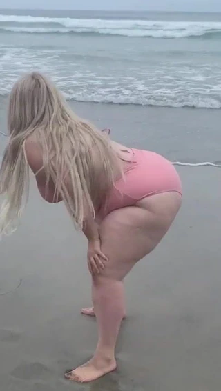 Tombul sarışın bbw sahilde eğleniyor