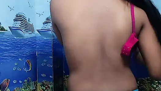 Hintli ateşli desi kız öğrenci üniformasını değiştiriyor ve mastürbasyon yapıyor. Hintli desi selfie videosu.