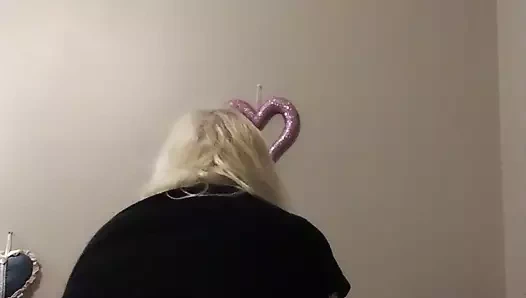 Yeni bebeğimi içine boşalana kadar sikiyorum