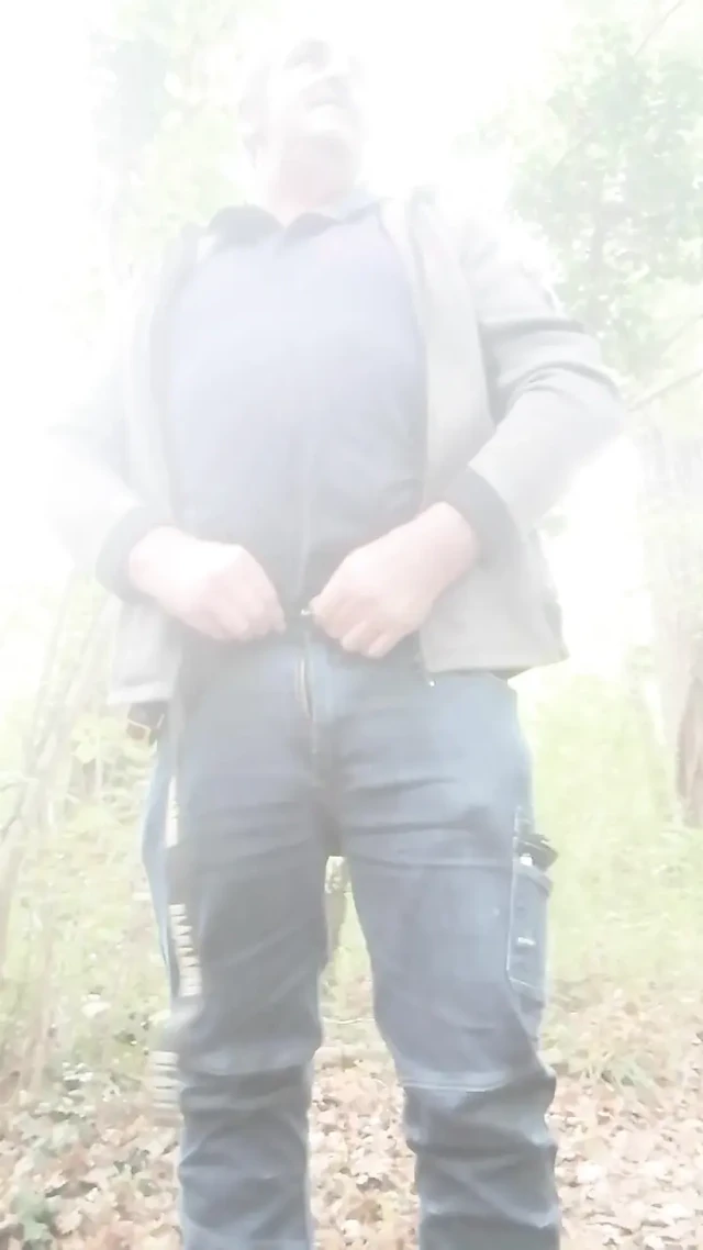 Показывает камшот на круизном месте