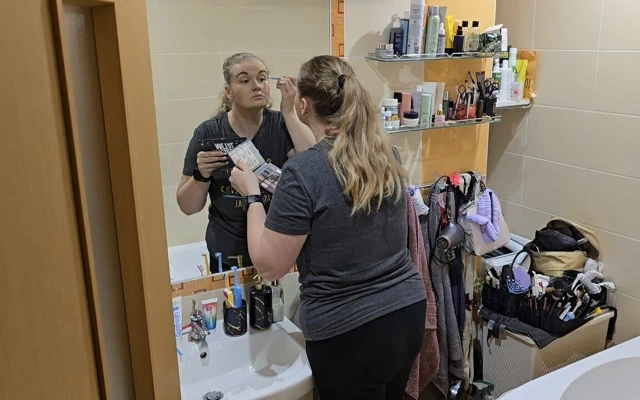 Karımın hazırlanmasını izliyorum... Çok iyi görünüyor - ayna makyajı rutini