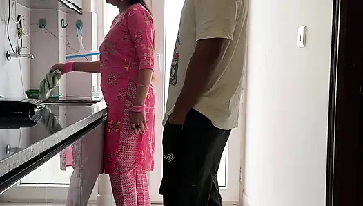 Büyük götlü üvey teyze, oğlan tarafından kadın prezervatifi ile şiddetle bırakıldı.