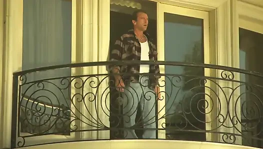 Felicia Fox yarak emmeyi ve sikişmeyi seviyor