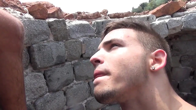 Genç sürtük Mack Manus'un büyük yarağına ve taşaklarına boyun eğiyor