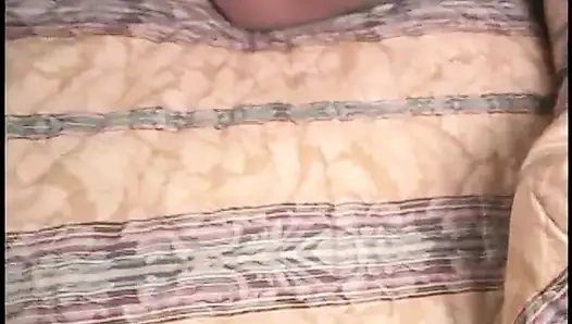 Küçük memeli esmer kadın sert bir yarağın tadını çıkarıyor