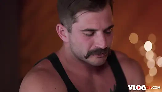 Dövmeli ateşli kathryn mae büyük yaraklı masör tarafından sikiliyor