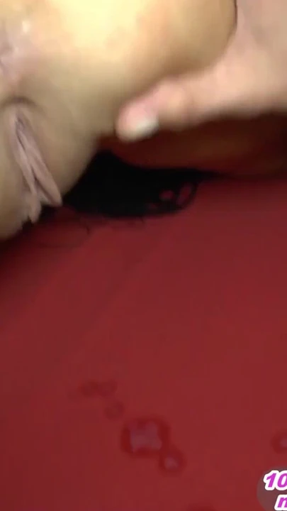 Волнующий момент из "Немецкие любители в гэнгбэнг-вечеринке с кримпаем в домашнем видео"