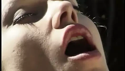 sürtük genç piliç içinde topuklu emmek ve alır horoz açık havada