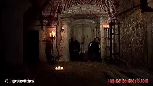 Bir cadı küçük alevler üzerinde sarkıyor