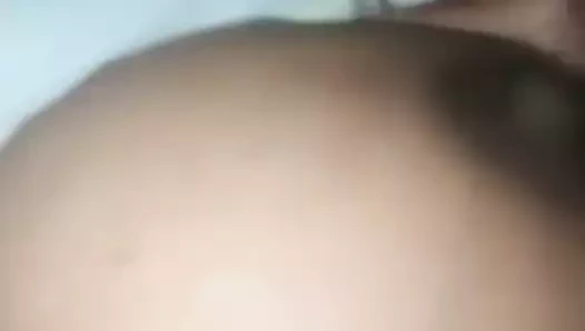 Desi kız büyük göğüslerini ve amını gösteriyor