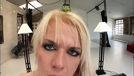 Orta yaşlı seksi kadın taze ateşli yaraklarla sikişmeyi seviyor
