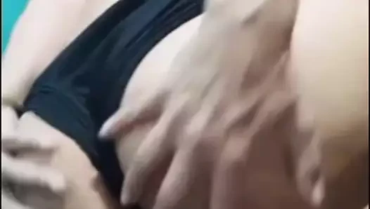 Desi Sofiya götünü gösteriyor