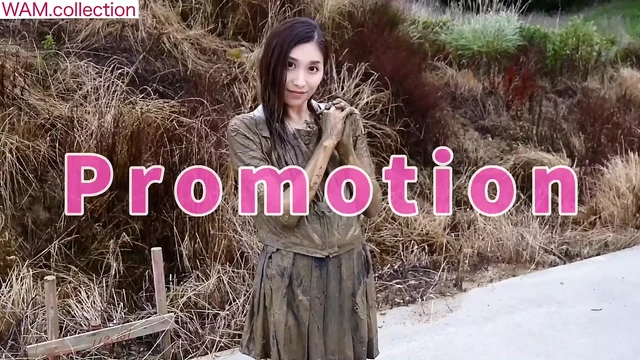 Çamurda oynuyor, okul üniformaları, dağınık oyun