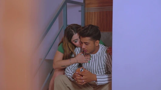 Hintli genç kız üvey erkek kardeşine geliyor ve sonra bütün gece dinleniyor