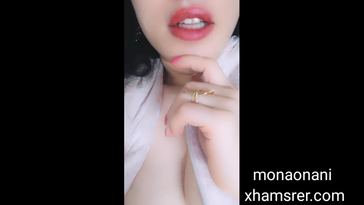 Мадам Фатма с открытой грудью с большими натуральными белыми сосками