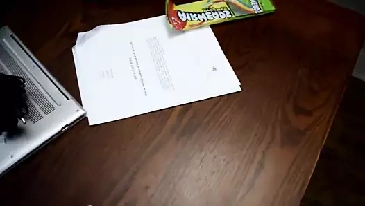 Yaramaz hatun onu oyun oynamaktan alıkoyuyor