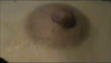 Soluk kırmızı pençemin meme ucunu dikiyor