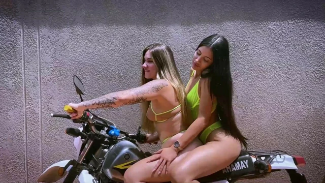 Latinler 90'larda medellin karteli tarafından kullanılan komşunun motosikletini görmek için daha da ateşli oluyor