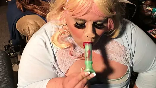 bbw korkak domuzcuk - yeni oyuncağımı emiyor