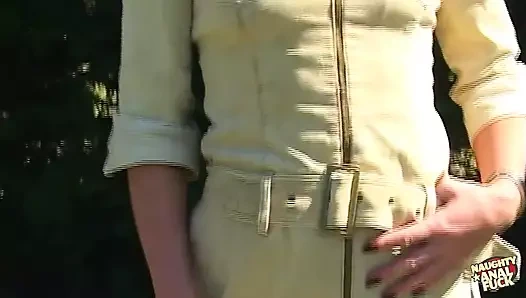 Arka bahçede edepsiz anal seksten sonra Sinclair'in ihtiyacı olan şey bir ağız dolusu döl