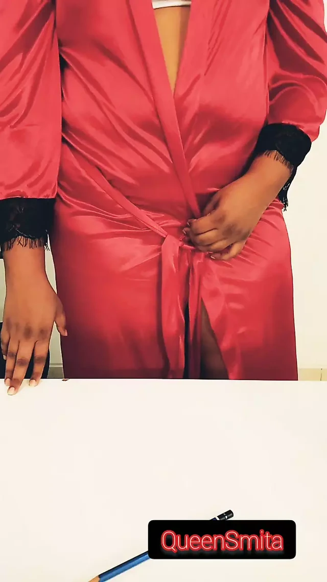 Büyük götlü Smita büyük kahverengi meme uçlarına boşalma çekimi yapıyor