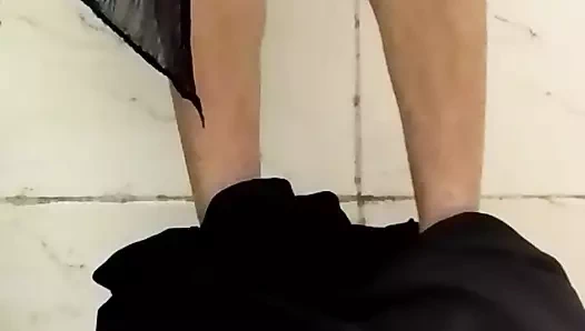 Kremsi beyaz seksi gün, göğüsler ve ateşli amcık yavaşça işiyor