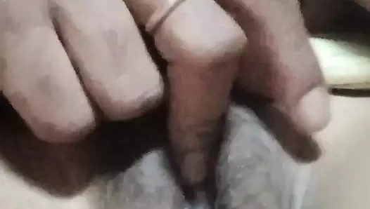 Bangladeşli kız orgazm olmak için kendini parmaklıyor