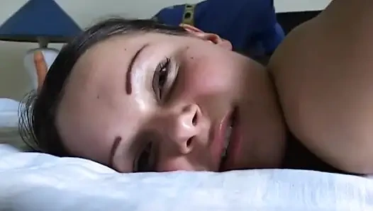 Anal bakire ilk kez arkadaşı tarafından parmaklanıyor