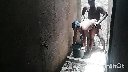 En iyi arkadaşımın karısı özel kısımlarını yıkarken beni duşta aradı. Cezbediciliğime karşı koyamadım.