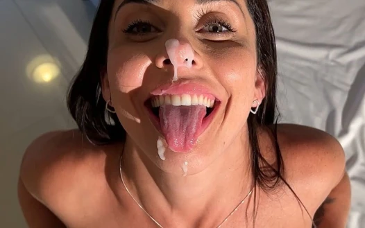 Azgın uzaylı yeşil gözlü ateşli kızı sikiyor ve yüzüne sertçe boşalıyor