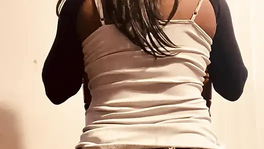 Ts Trina, kadın kılıklı kadın sıkı göt deliğimle dildo alıyor