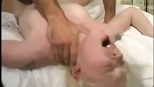 Dövmeli sarışın minyon amcık sikişiyor