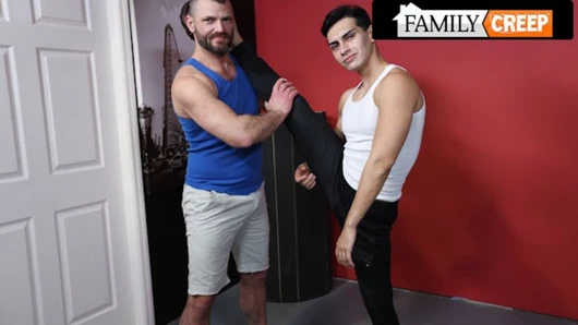 Esnek sporcu minik sıkı götünü prezervatifsiz sert sikiyor