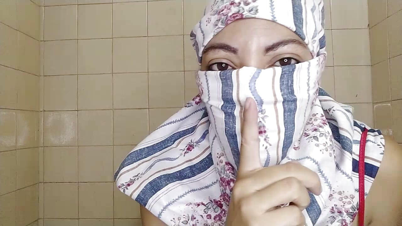 Müslüman Arap büyük memeli üvey anne orta yaşlı seksi kadın peçeli şişman amına mastürbasyon yapıyor ve hintli ve tesettürlü büyük Müslüman göğüslerini gösteriyor