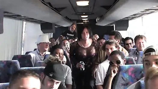 Seks arayan güzel sürtük otobüste sikiliyor