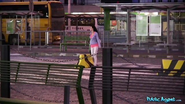 Kamu görevlisi - minyon Timea mükemmel bir vücuda ve küçük göte sahipti, bu yüzden onu sikmek için para teklifimi artırmaya devam ettim