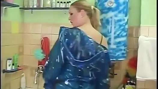 Lateks piliç anal banyoda sikişiyor