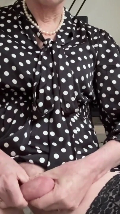 Sekreter polka-dot elbisesiyle geliyor | Klip 1