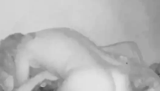 Onun sert yarağını hissettim ve yapmam gerekenleri hissettim.