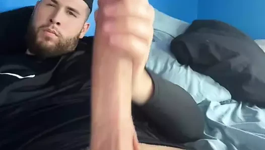 Canavar büyük zenci yarağımı okşuyor