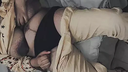 Hintli kız krty hauy'u parmaklıyor.