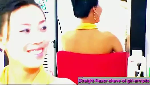 Sevimli kız berber tarafından ustura ile tıraş koltukaltı saç.