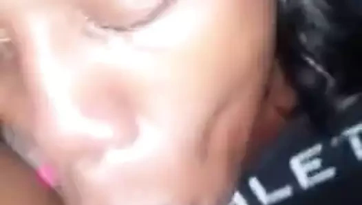 Saçları yağlı görünüyor ama tuzlu odun emmeyi biliyor