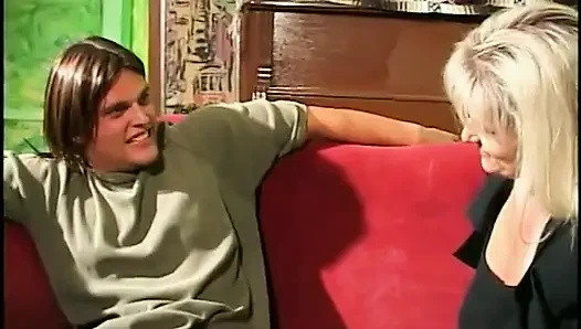 Orta yaşlı seksi kadın onu memnun etmek için nasıl sakso çekeceklerini tam olarak biliyor