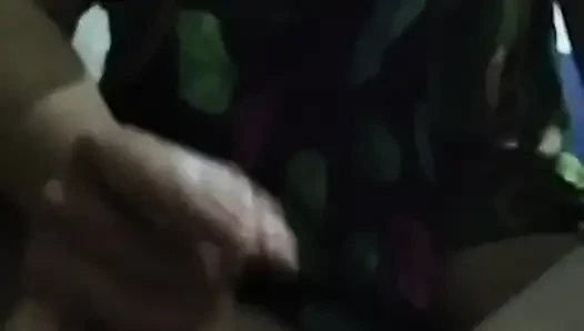 Güzel evli kadın fışkırtana kadar sallıyor