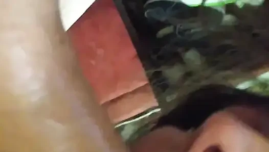 Seksi kız arkadaş aşağı atıyor!